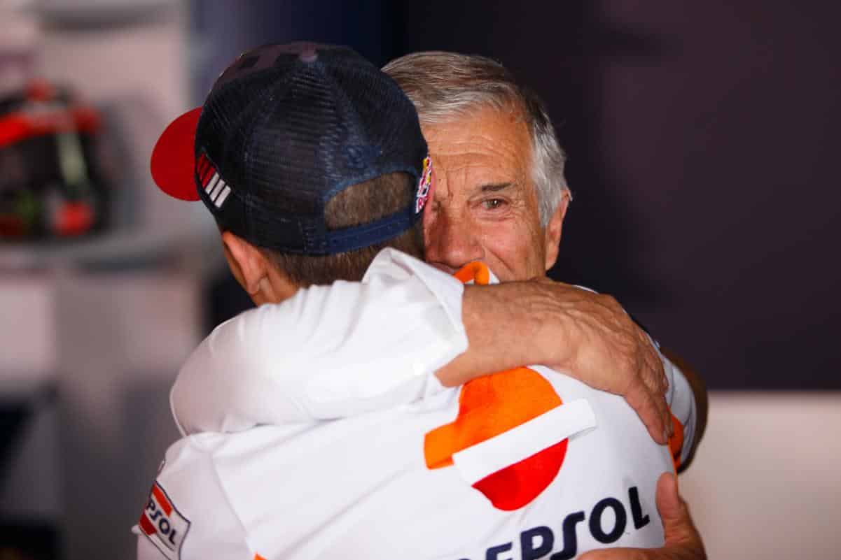 MotoGP : Giacomo Agostini aime bien Pecco Bagnaia mais il ne fait pas partie de sa liste des trois meilleurs pilotes actuels