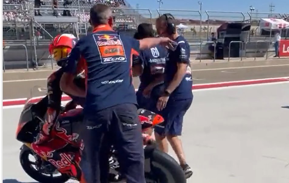 MotoGP VIDEO : incroyable mais vrai, en Moto3, on se bastonne même dans les stands !