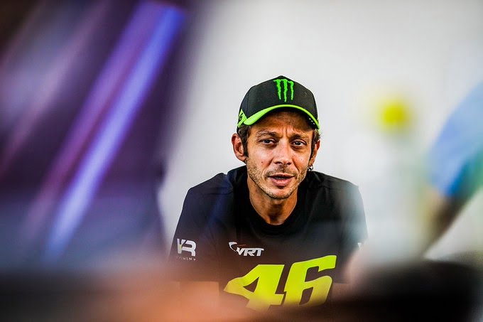 MotoGP VIDEO : Valentino Rossi redevient un pilote officiel avec BMW