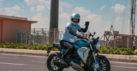 Insolite : Avec 12 479 km effectués, il bat le record du monde du plus long trajet en moto électrique