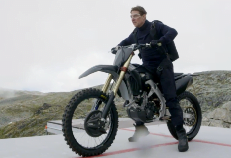 Insolite : Tom Cruise dévoile en vidéo « la plus grande cascade de l’histoire » à moto